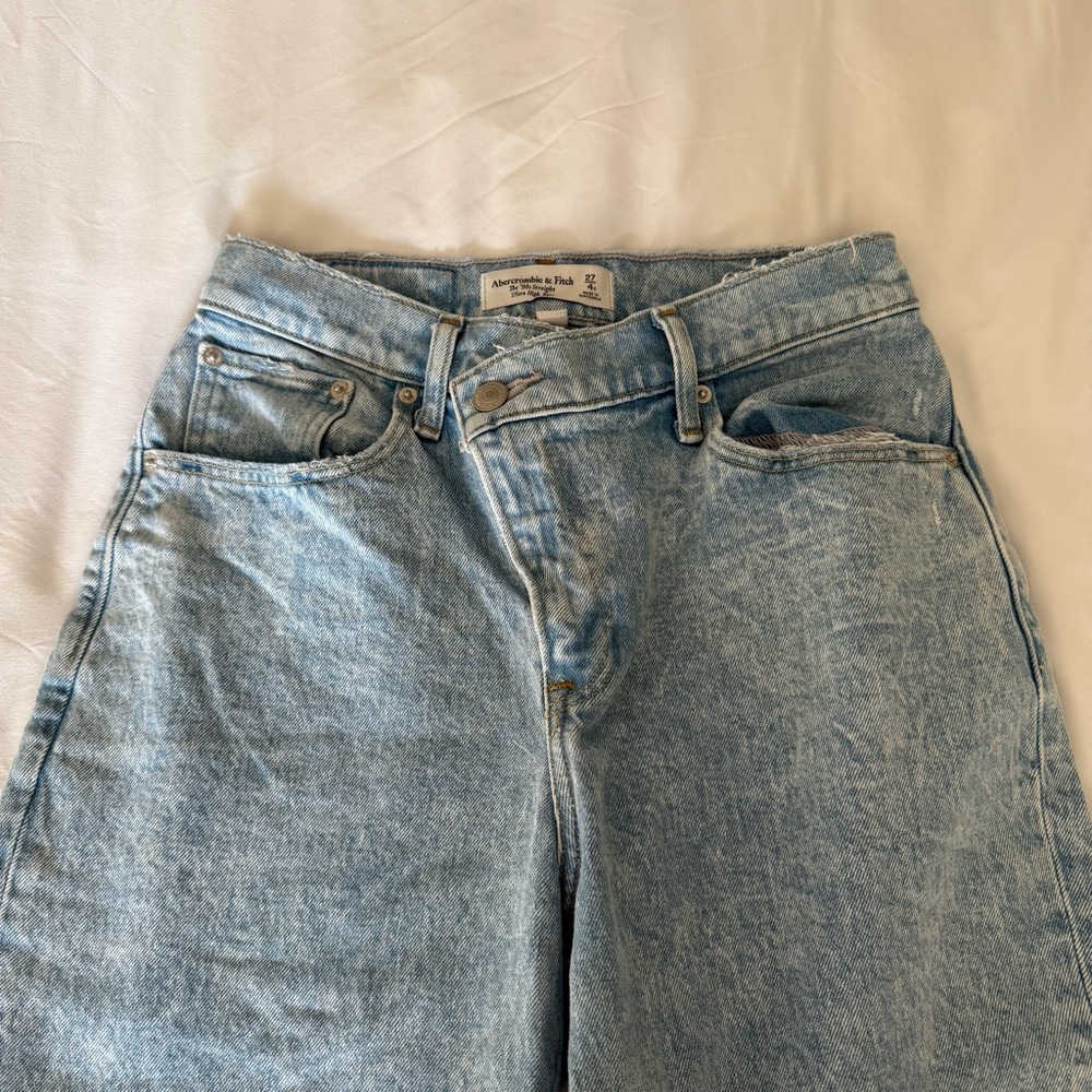 Abercrombie & Fitch Relaxed Light Blue Jeans - Picture 1 of 4
